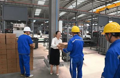 万玲玲、张远重带队为一线职工(工人)“送清凉”